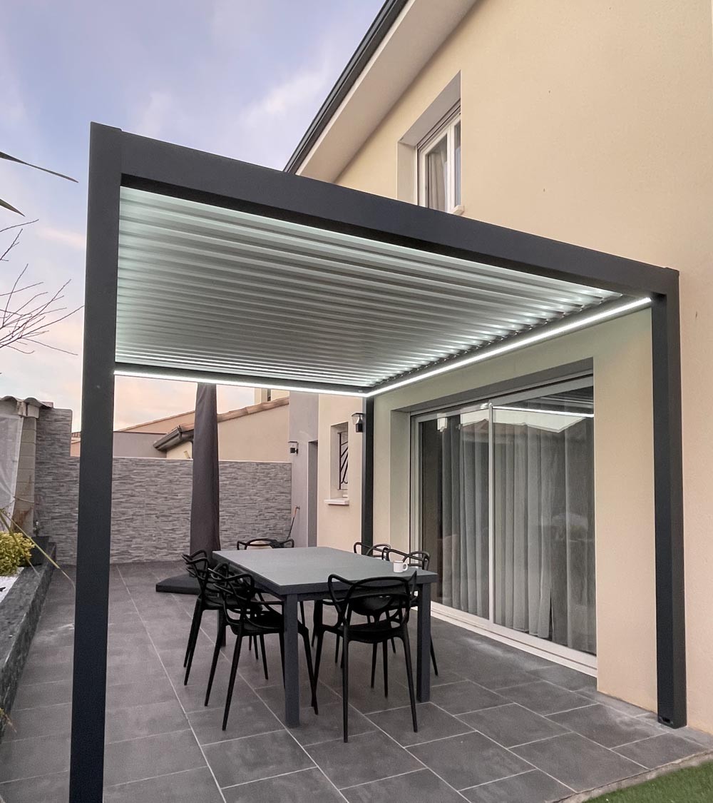 Pergola bioclimatique aluminium avec éclairage LED — réalisation Pro-Zen 66 Saint-Cloud