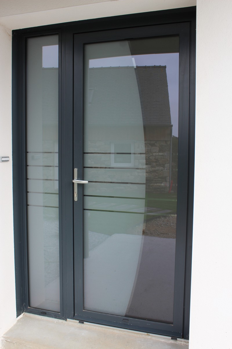 Porte d'entrée aluminium gris anthracite avec panneau vitré — Pro-Zen 66